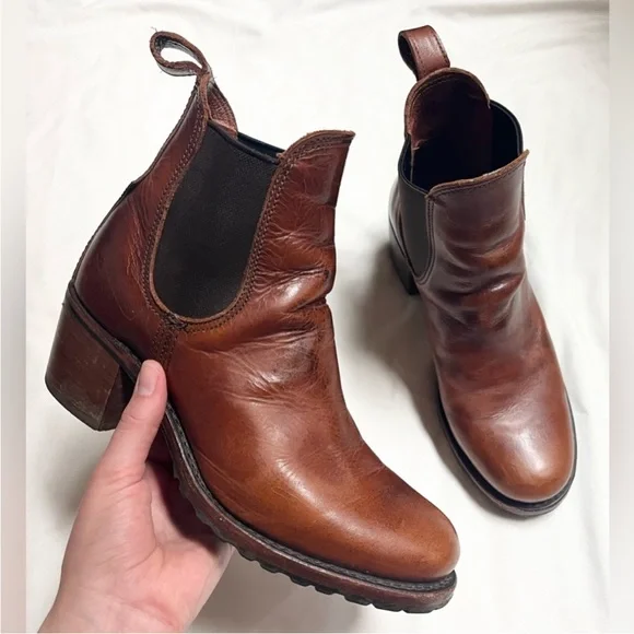 Frye sabrina hot sale chelsea boot cognac